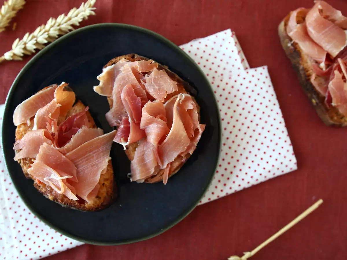 Domatesli ve Serrano Jambonlu Ekmek Dilimleri - fotoğraf 5