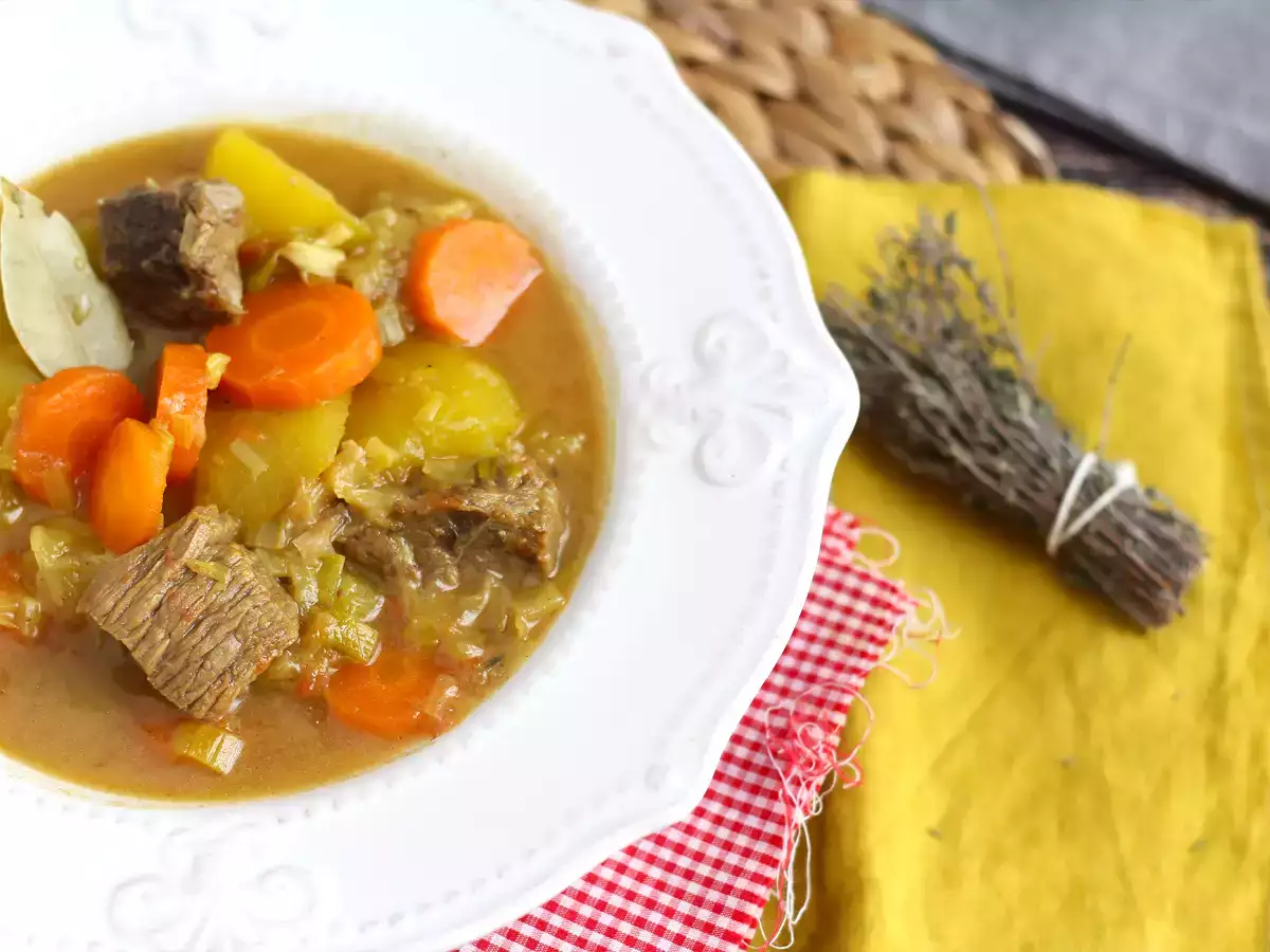 Düdüklü tencerede dana eti ve patates yahnisi - fotoğraf 2