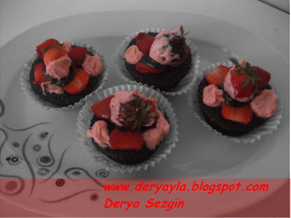 Dünya Pasta ve Kek Pişirme Günü ve Çilekli Cupcake