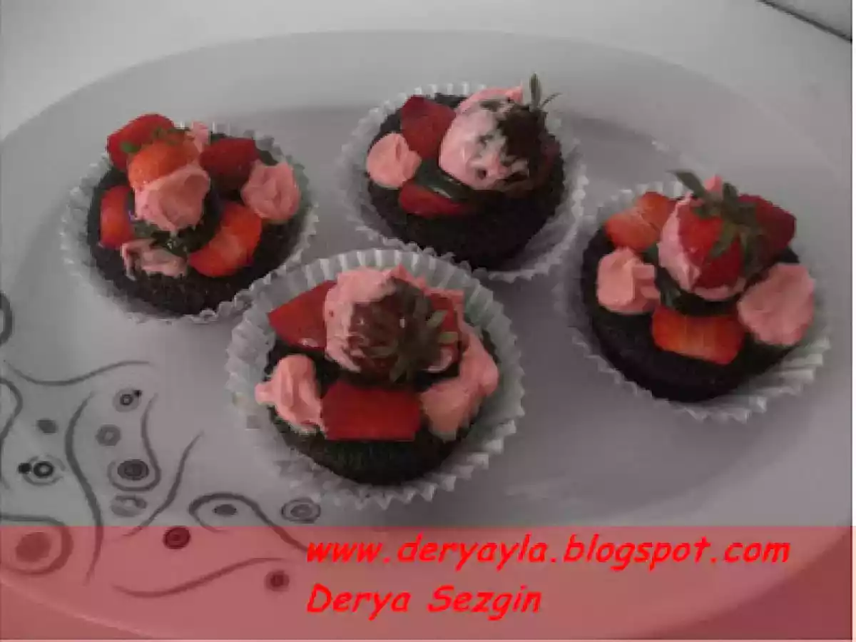 Dünya Pasta ve Kek Pişirme Günü ve Çilekli Cupcake