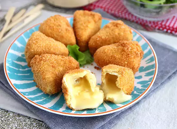 Ekmekli camembert, eriyen ve çıtır çıtır