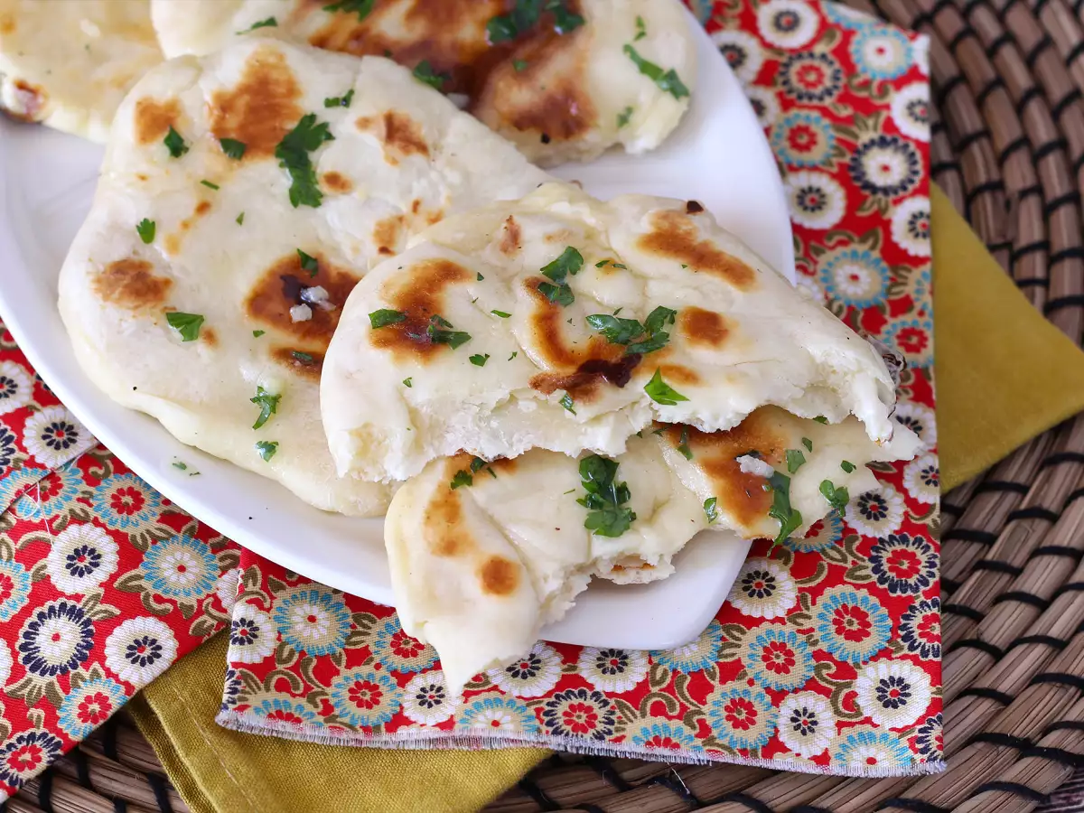 Ekspres peynirli naan ekmeği