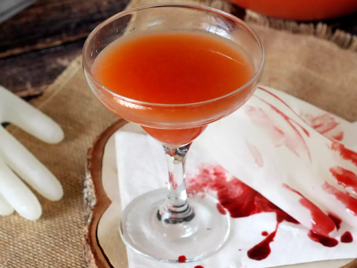 El şeklinde buz küpü ile Cadılar Bayramı kokteyli - kolay öğretici! - fotoğraf 2