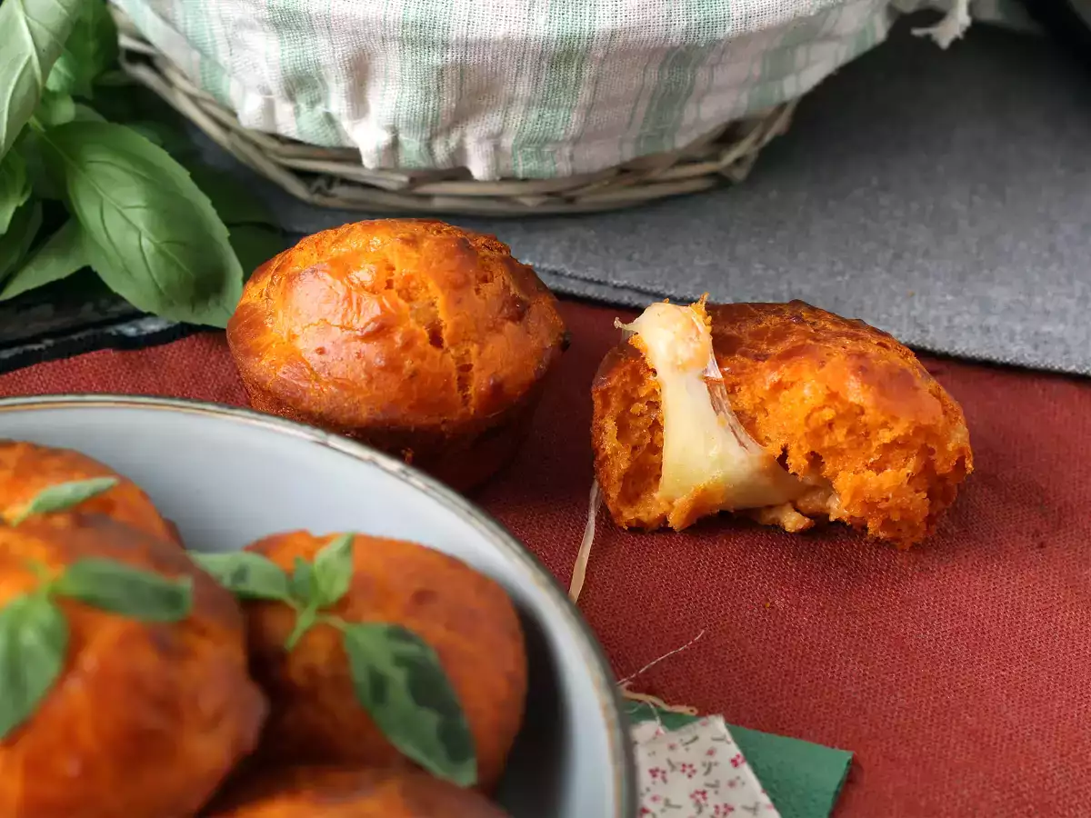 Eriyen mozzarella kalpli domatesli kekler - fotoğraf 2