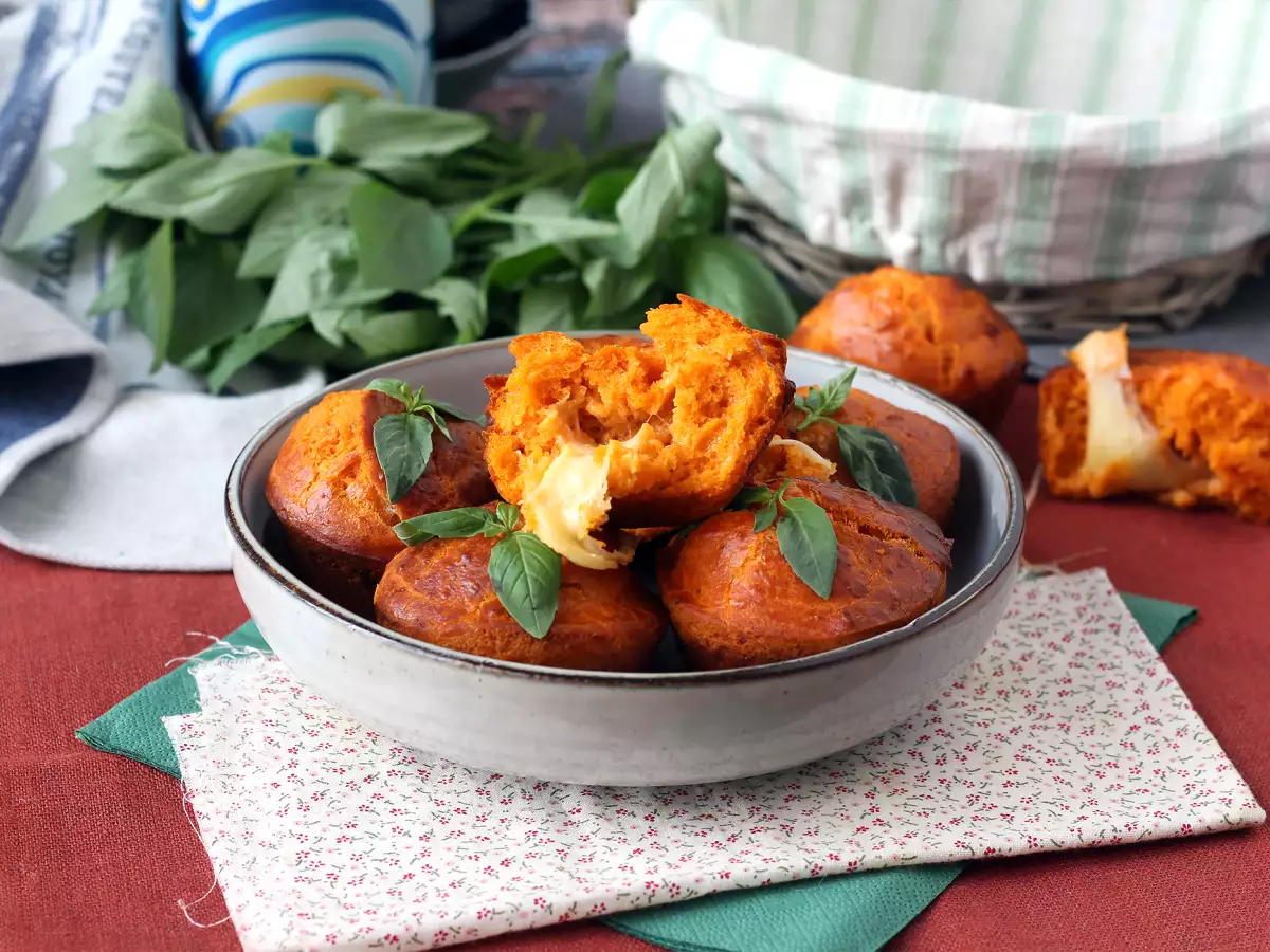 Eriyen mozzarella kalpli domatesli kekler - fotoğraf 4