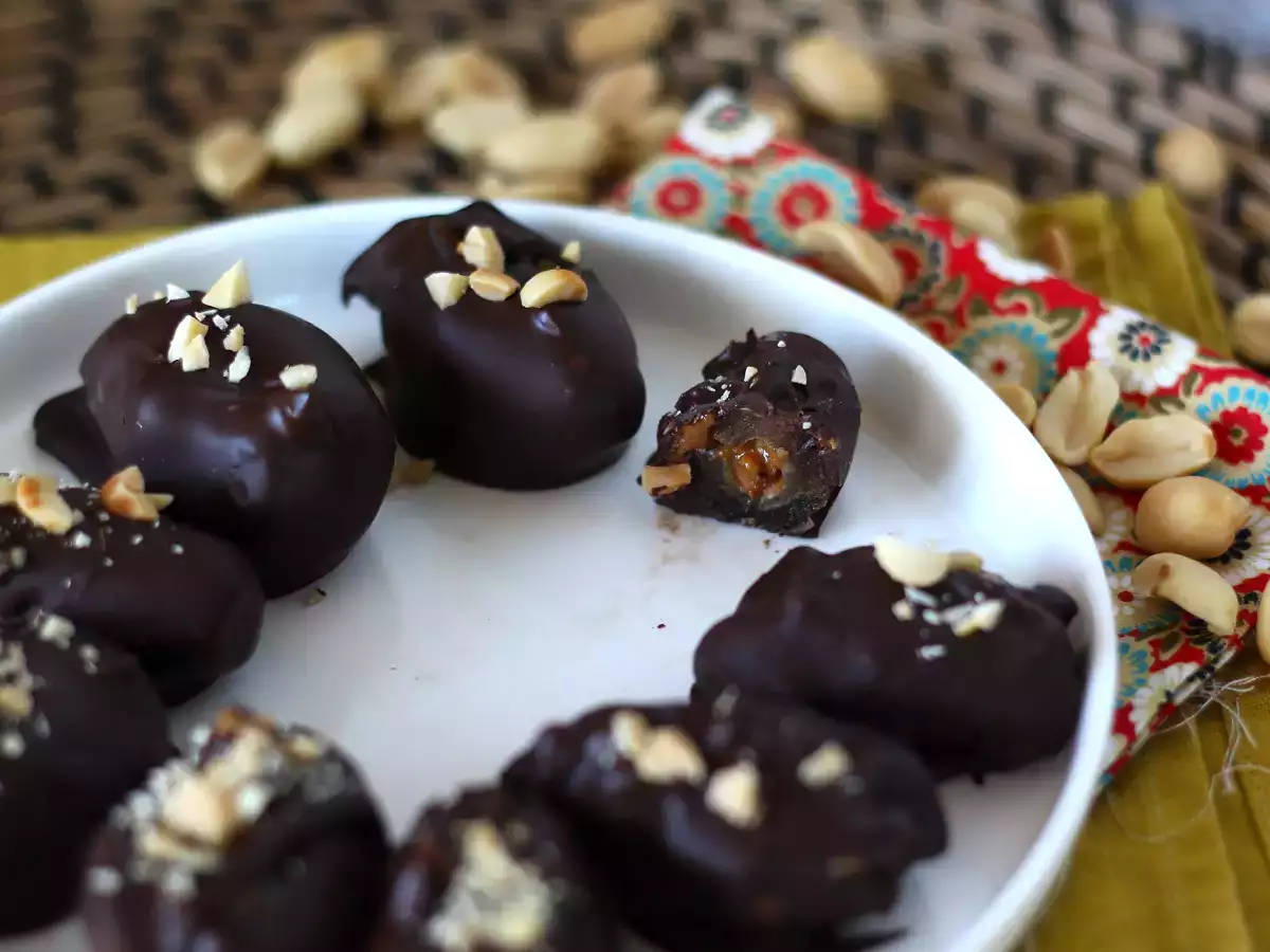 Ev yapımı Snickers: hurma, yer fıstığı ve çikolata - şeker ilavesiz sağlıklı bir atıştırmalık - fotoğraf 4