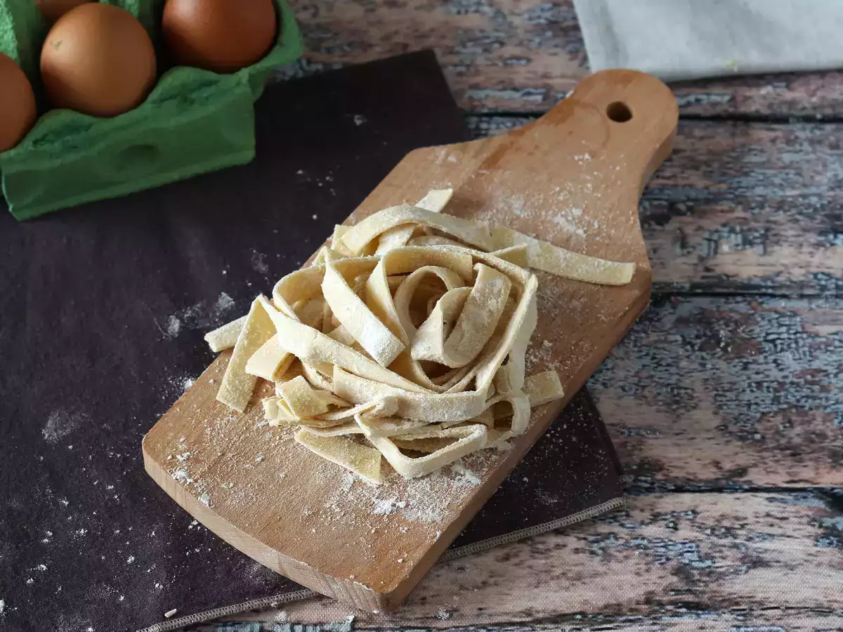 Ev yapımı tagliatelle, adım adım açıklanan prosedür