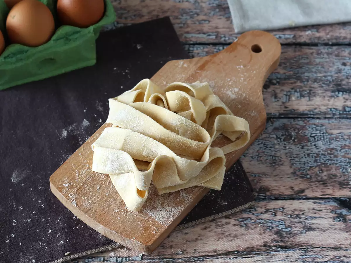 Ev yapımı yumurtalı pappardelle: adım adım açıklanan tarif