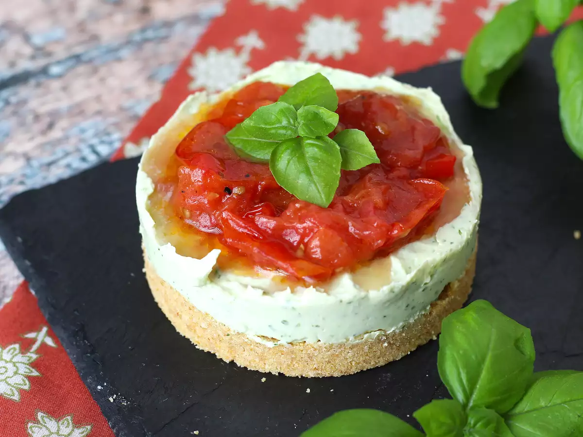 Fesleğen ve çeri domatesli tek porsiyonluk tuzlu cheesecake: büfeler ve aperatifler için lezzetli bir fikir