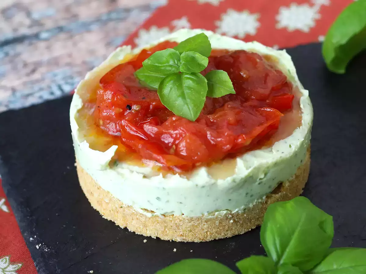 Fesleğen ve çeri domatesli tek porsiyonluk tuzlu cheesecake: büfeler ve aperatifler için lezzetli bir fikir - fotoğraf 2