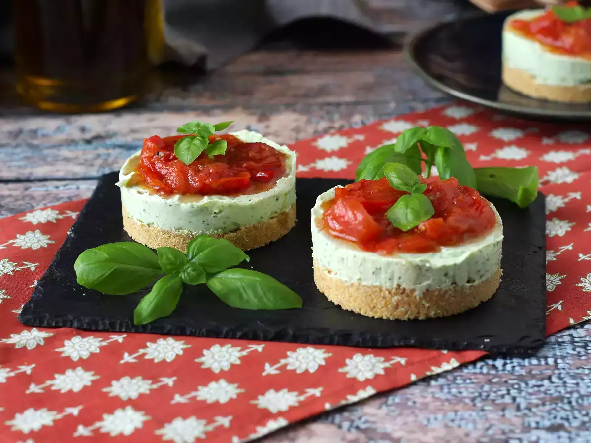 Fesleğen ve çeri domatesli tek porsiyonluk tuzlu cheesecake: büfeler ve aperatifler için lezzetli bir fikir - fotoğraf 3