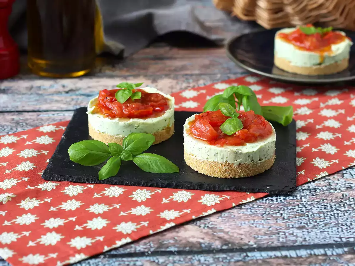 Fesleğen ve çeri domatesli tek porsiyonluk tuzlu cheesecake: büfeler ve aperatifler için lezzetli bir fikir - fotoğraf 4