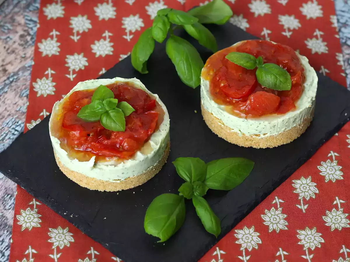 Fesleğen ve çeri domatesli tek porsiyonluk tuzlu cheesecake: büfeler ve aperatifler için lezzetli bir fikir - fotoğraf 5
