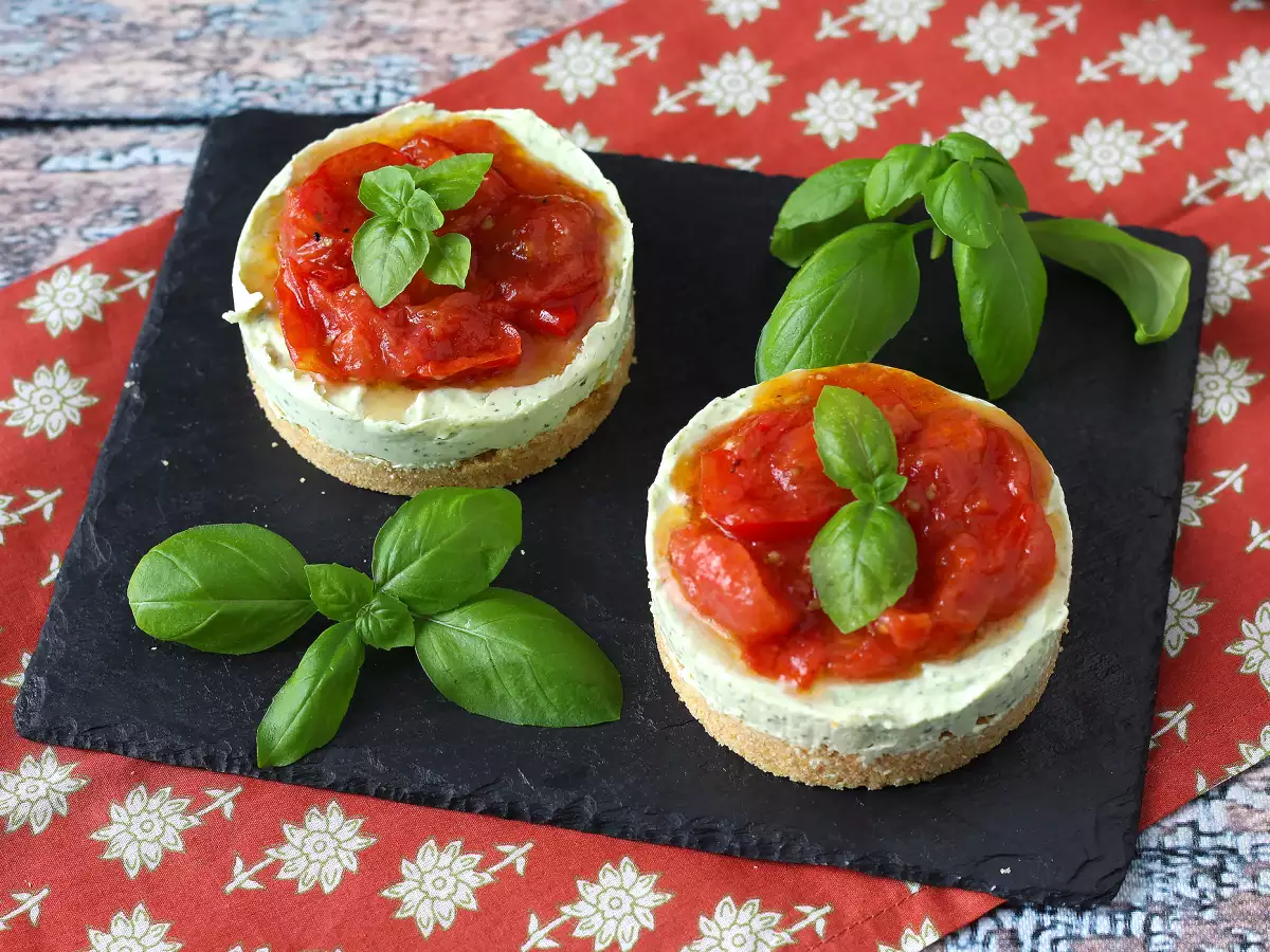 Fesleğen ve çeri domatesli tek porsiyonluk tuzlu cheesecake: büfeler ve aperatifler için lezzetli bir fikir - fotoğraf 6