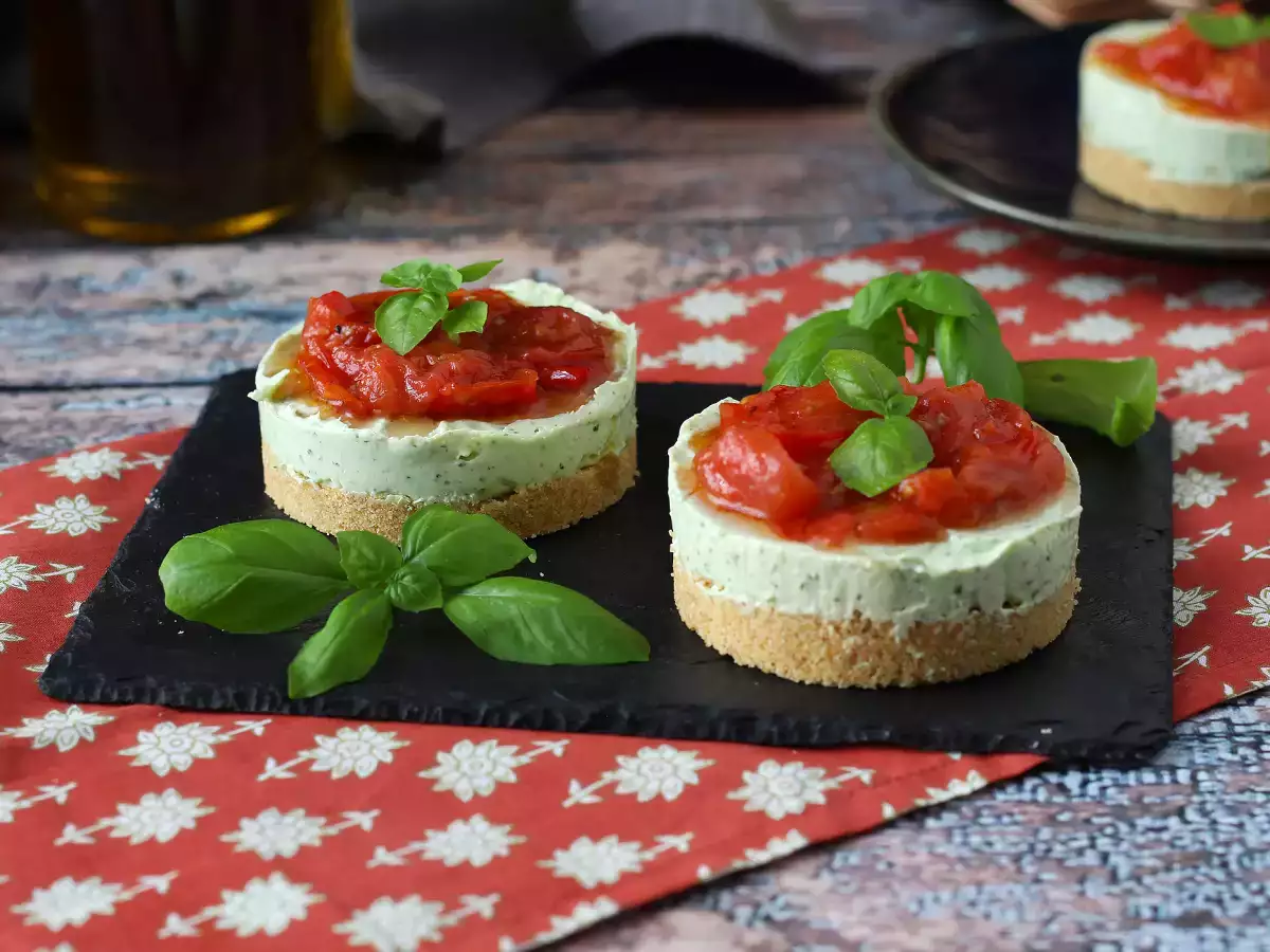 Fesleğenli ve Çeri Domatesli Tek Porsiyonluk Tuzlu Cheesecake: Büfe ve Aperitifler İçin Lezzetli Bir Tarif - fotoğraf 3