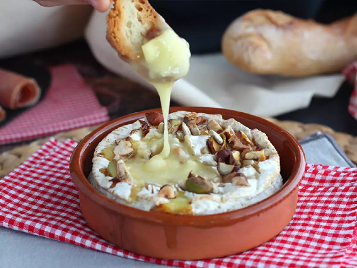 Fırında Bal ve Cevizli Camembert
