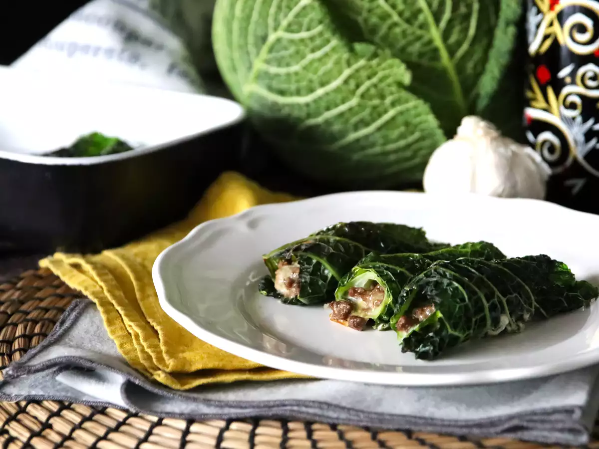 Fırında savoy lahanası ruloları, aile yemeği için kolay ve ucuz bir tarif