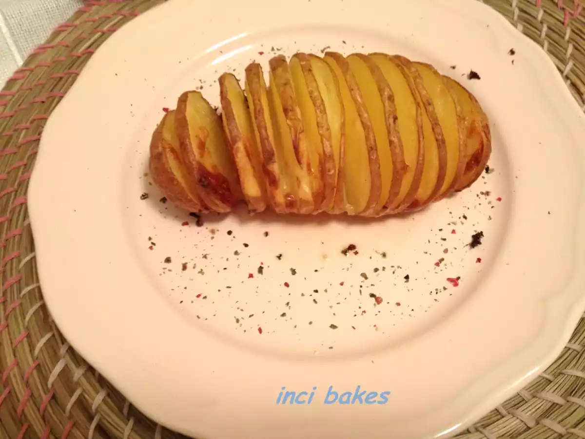 FIRINDA TEREYAĞ VE KAŞARLI YELPAZE PATATES