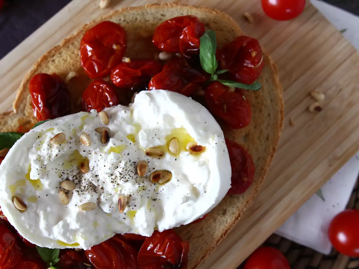 Fırınlanmış Domatesli ve Burratalı Bruschetta - fotoğraf 2