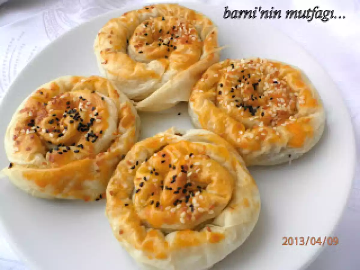 Fıstıklı Üzümlü Gül Böreği