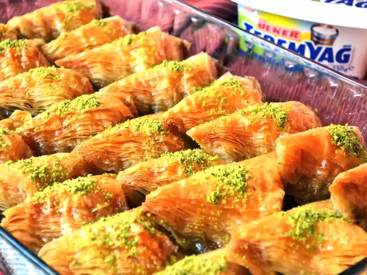 FISTIKLI VE KAYMAKLI KOLAY ŞÖBİYET
