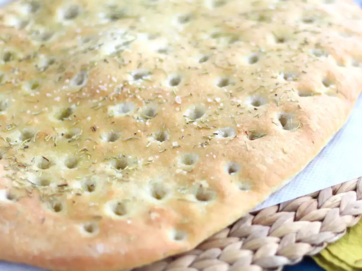 Focaccia, biberiyeli İtalyan ekmeği - fotoğraf 2