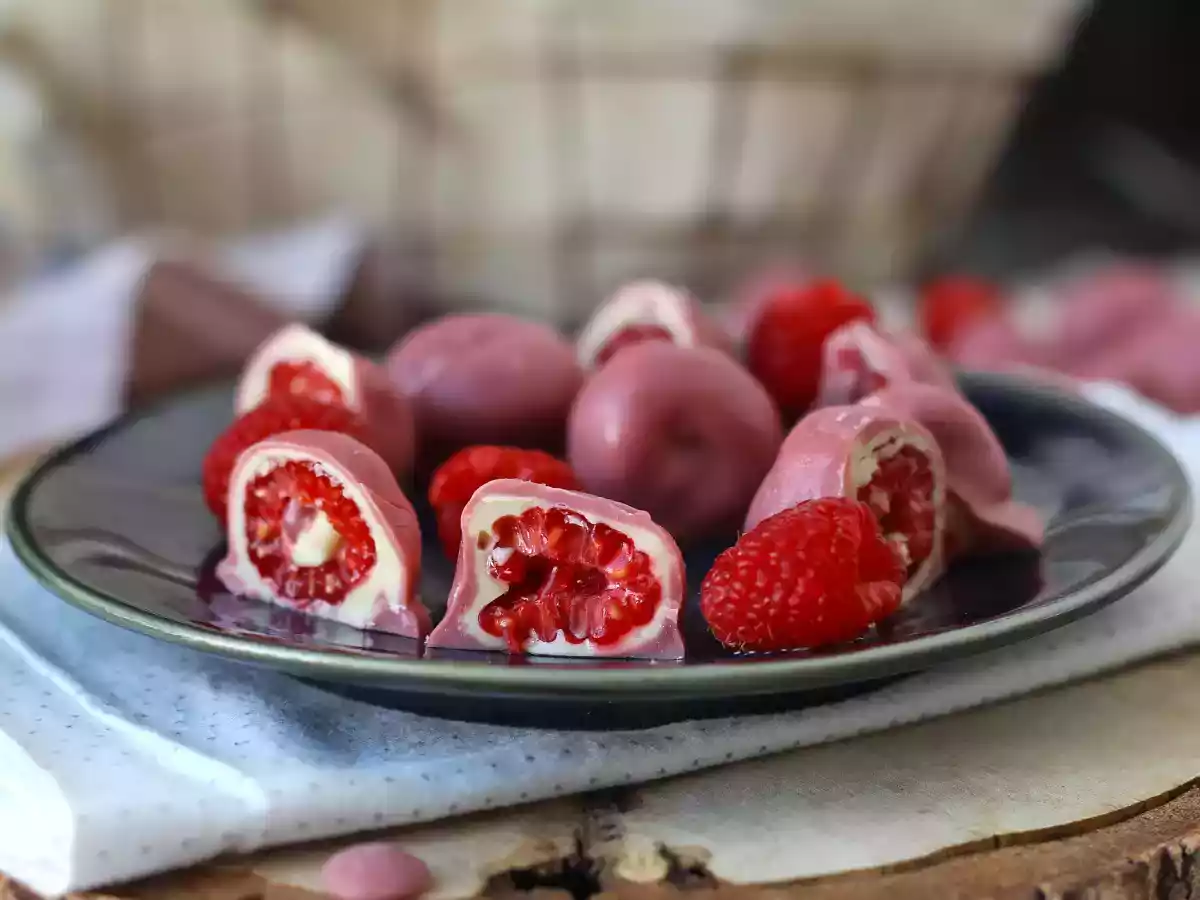 Franui usulü ahududulu, beyaz çikolatalı ve yakut çikolatalı ısırıklar - fotoğraf 4