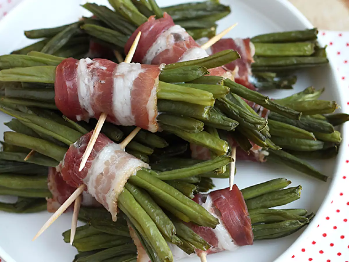 Füme bacon'a sarılı yeşil fasulye demetleri - fotoğraf 2