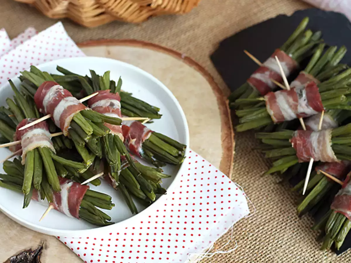 Füme bacon'a sarılı yeşil fasulye demetleri - fotoğraf 3