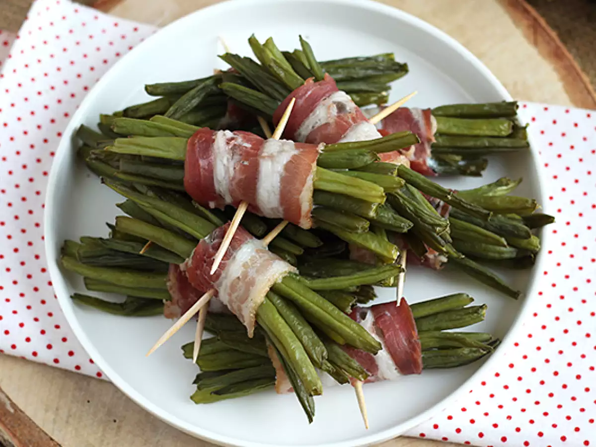 Füme bacon'a sarılı yeşil fasulye demetleri - fotoğraf 4