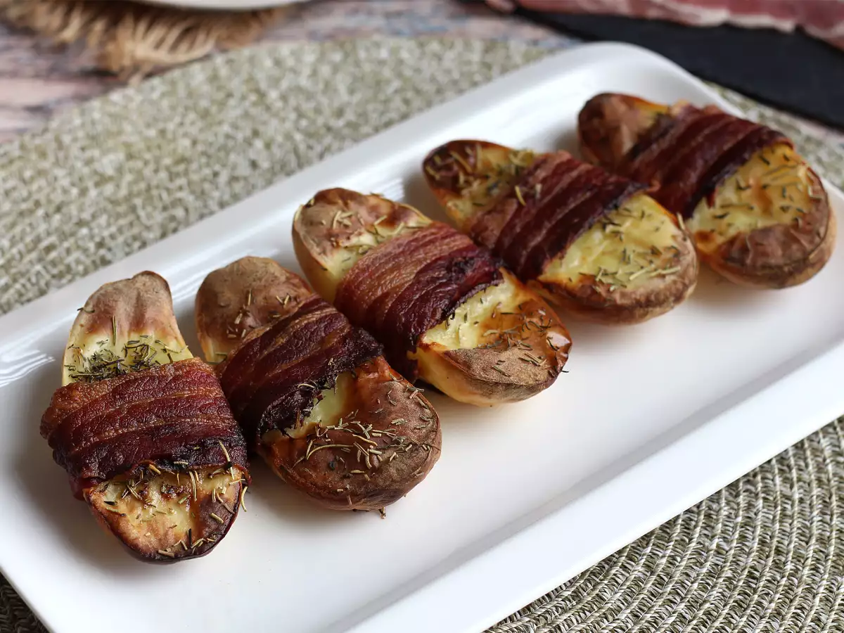 Füme bacon'a sarılmış fırında patates - fotoğraf 2