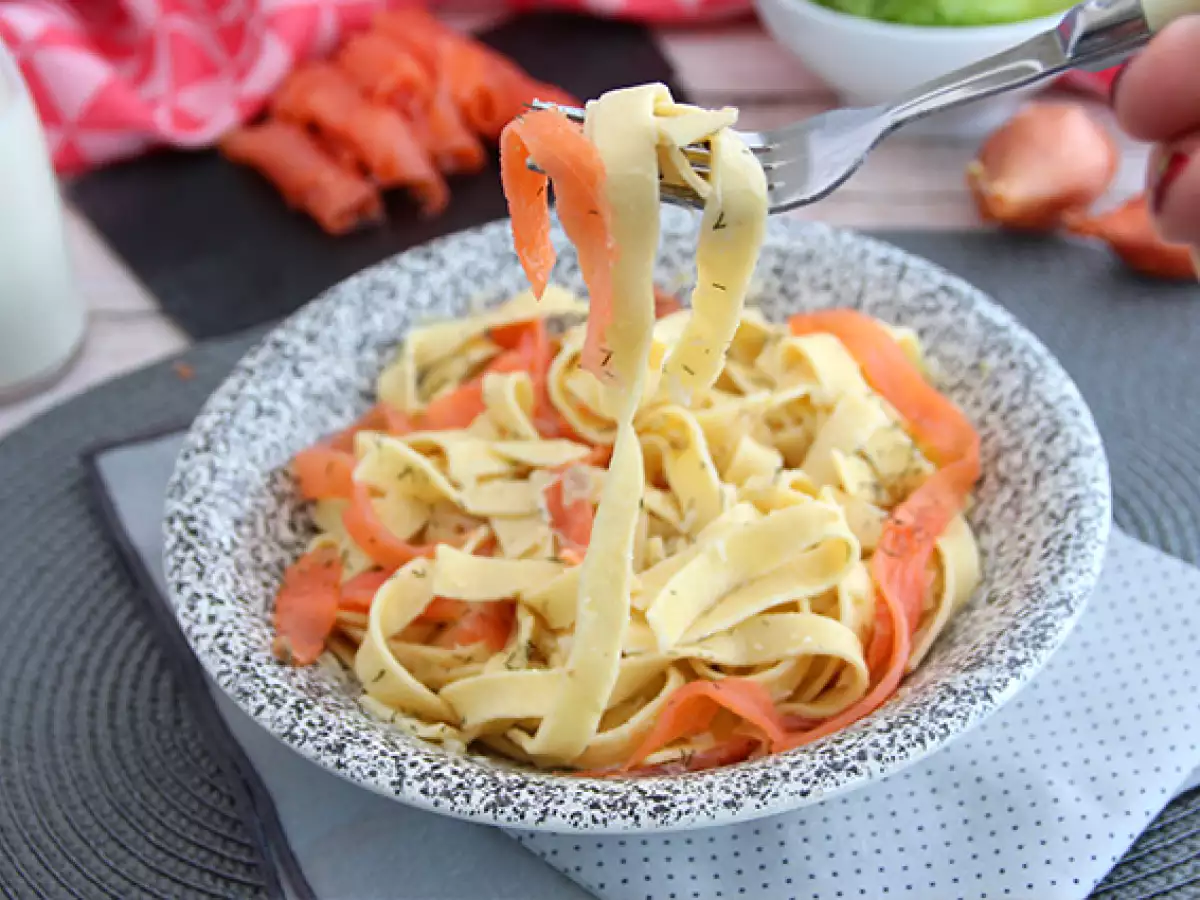 Füme somonlu ve dereotlu tagliatelle