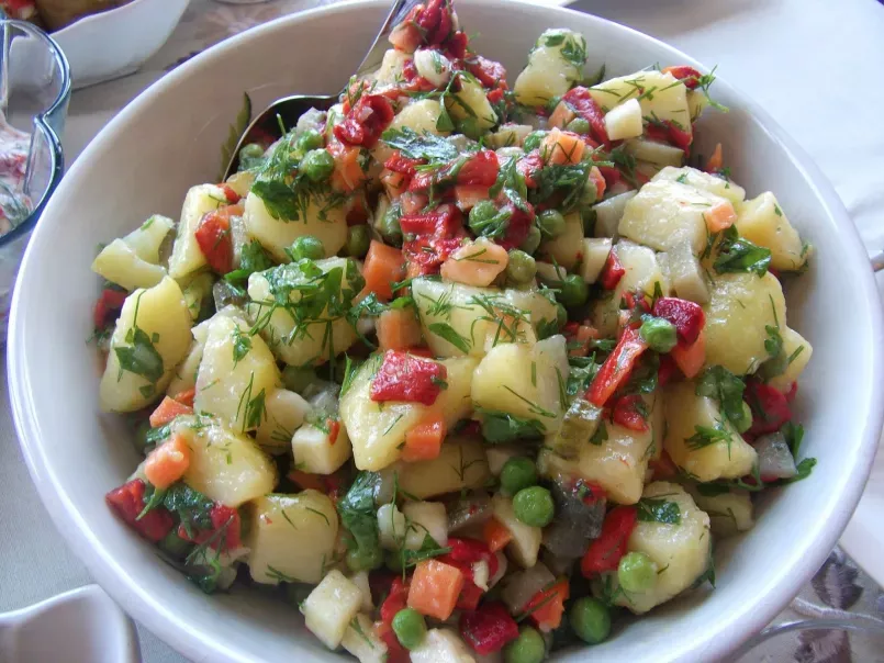 Garnitürlü patetes salatası