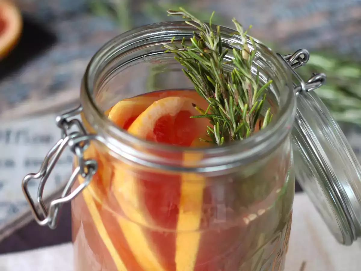 Greyfurt ve biberiye aromalı su: şeker ilavesiz detoks içeceği - fotoğraf 2