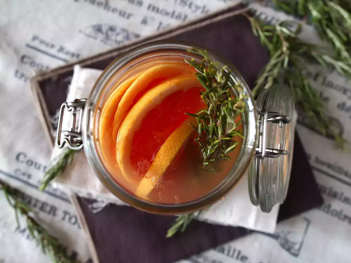 Greyfurt ve biberiye aromalı su: şeker ilavesiz detoks içeceği - fotoğraf 3