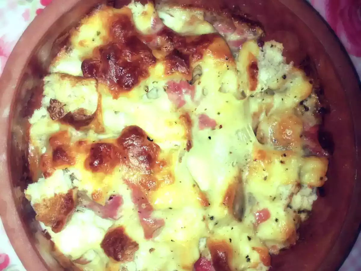 GÜVEÇTE KAŞARLI BAYAT EKMEK (PİDE)