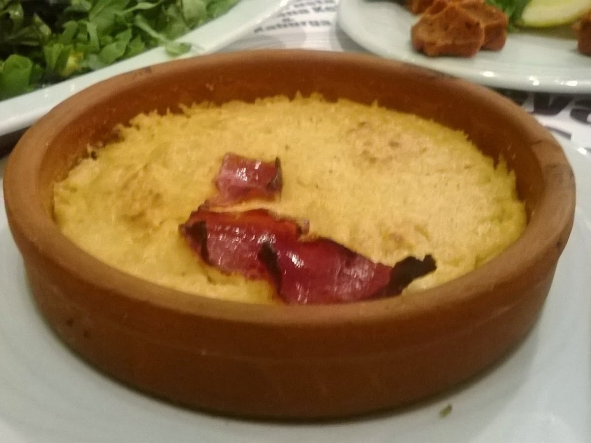 Güveçte Pastırmalı Humus