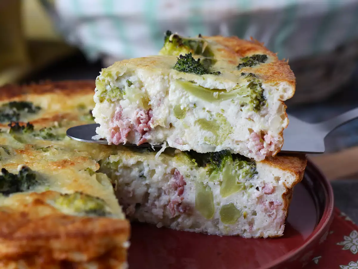 Hamursuz brokoli, pancetta ve süzme peynirli kiş