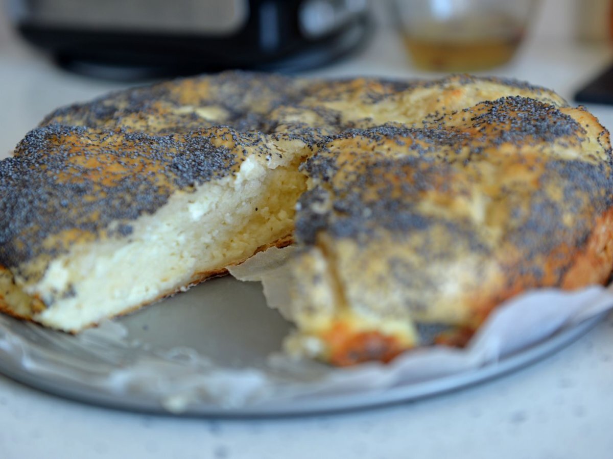 Haşhaş tohumu kabuklu tatlı peynirli ve yoğurtlu tart