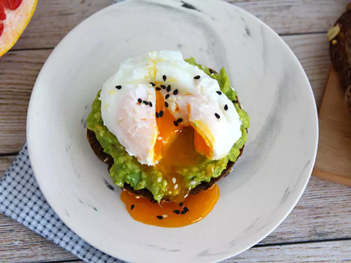 Haşlanmış yumurtalı avokadolu tost - fotoğraf 3