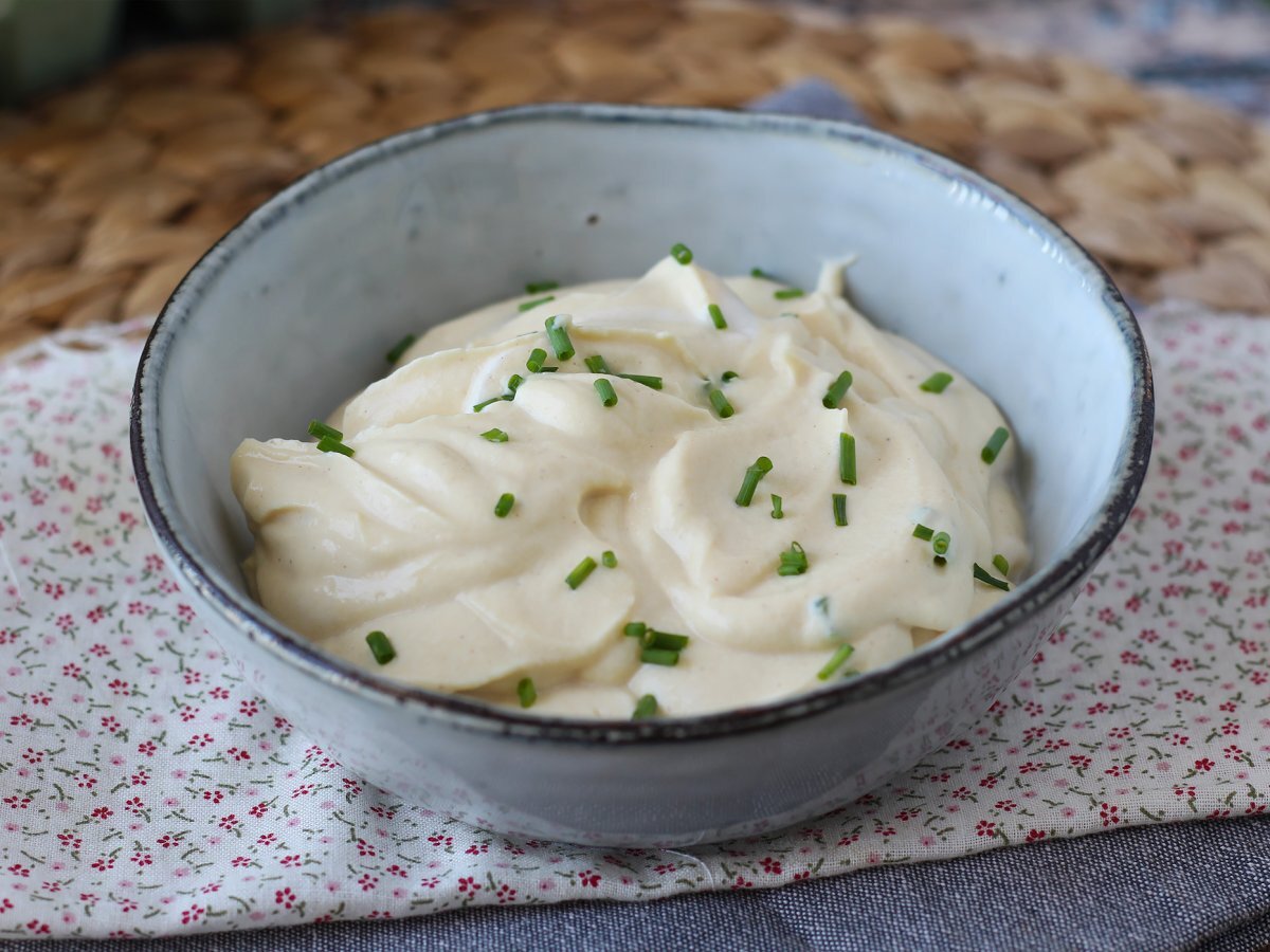 Haşlanmış yumurtalı ve yağsız hafif mayonez! Çiğ yumurta yiyemediğinizde mükemmel!
