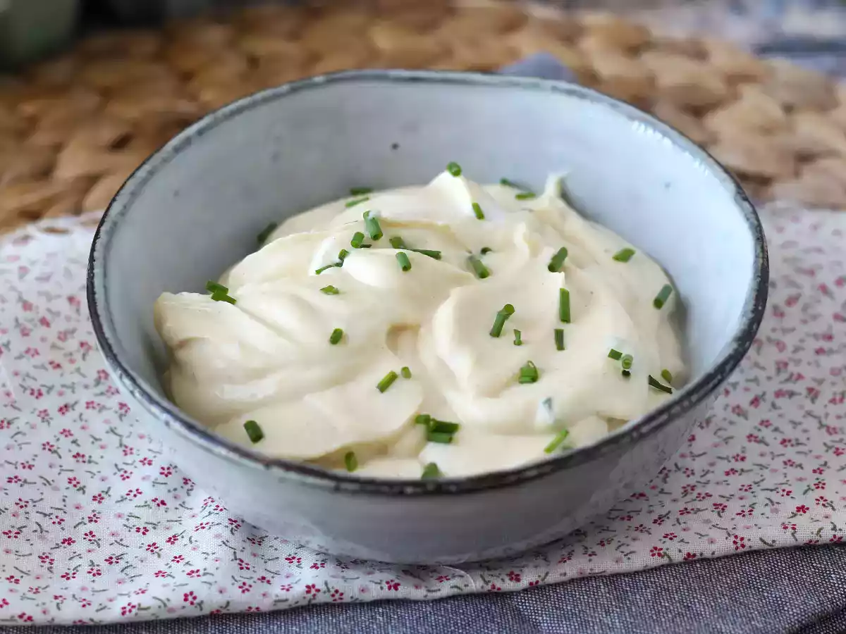 Haşlanmış yumurtalı ve yağsız hafif mayonez! Çiğ yumurta yiyemediğinizde mükemmel!