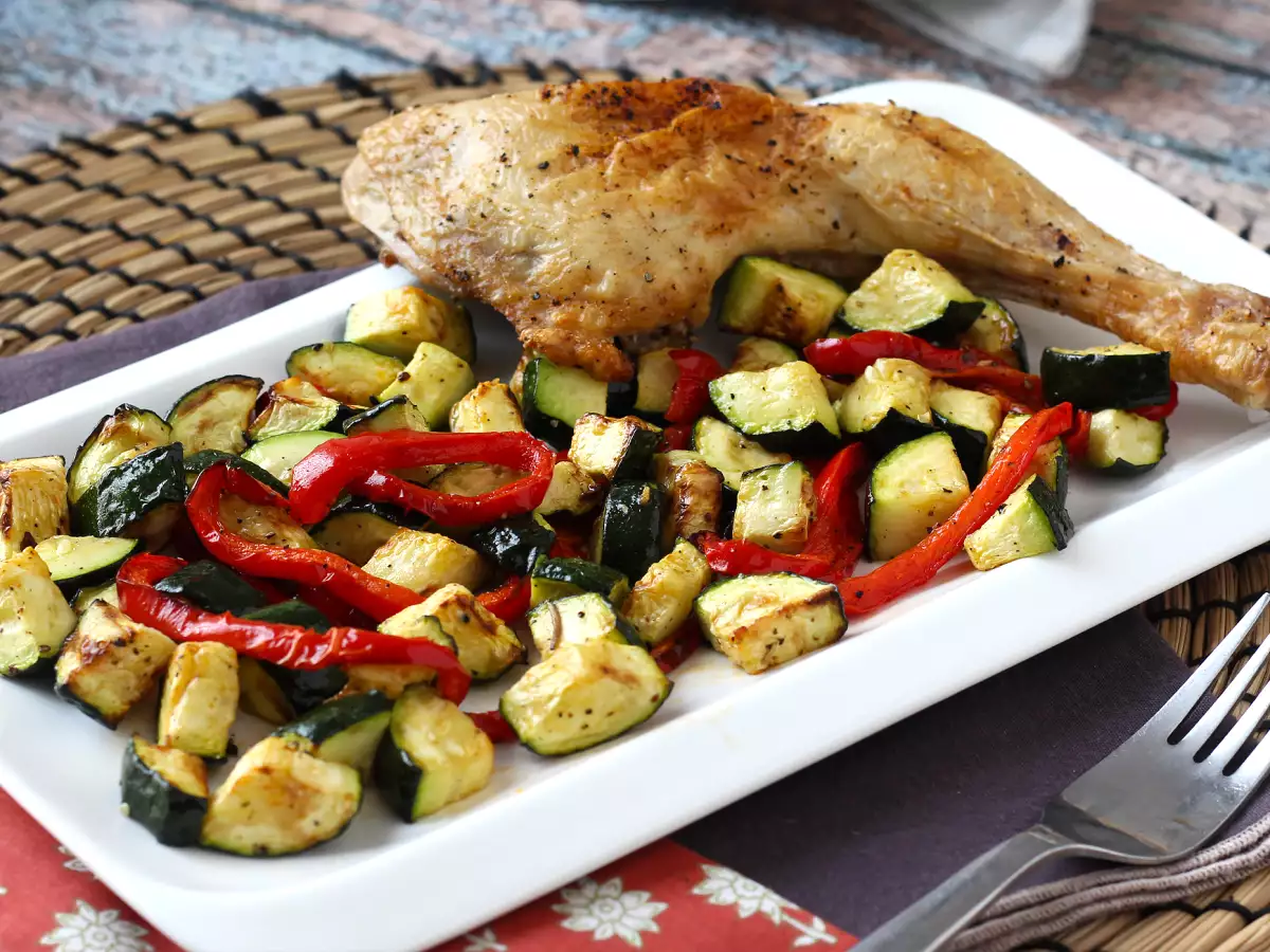 Hava fritözünde biberli ve kabaklı tavuk: 20 dakikada hazır!