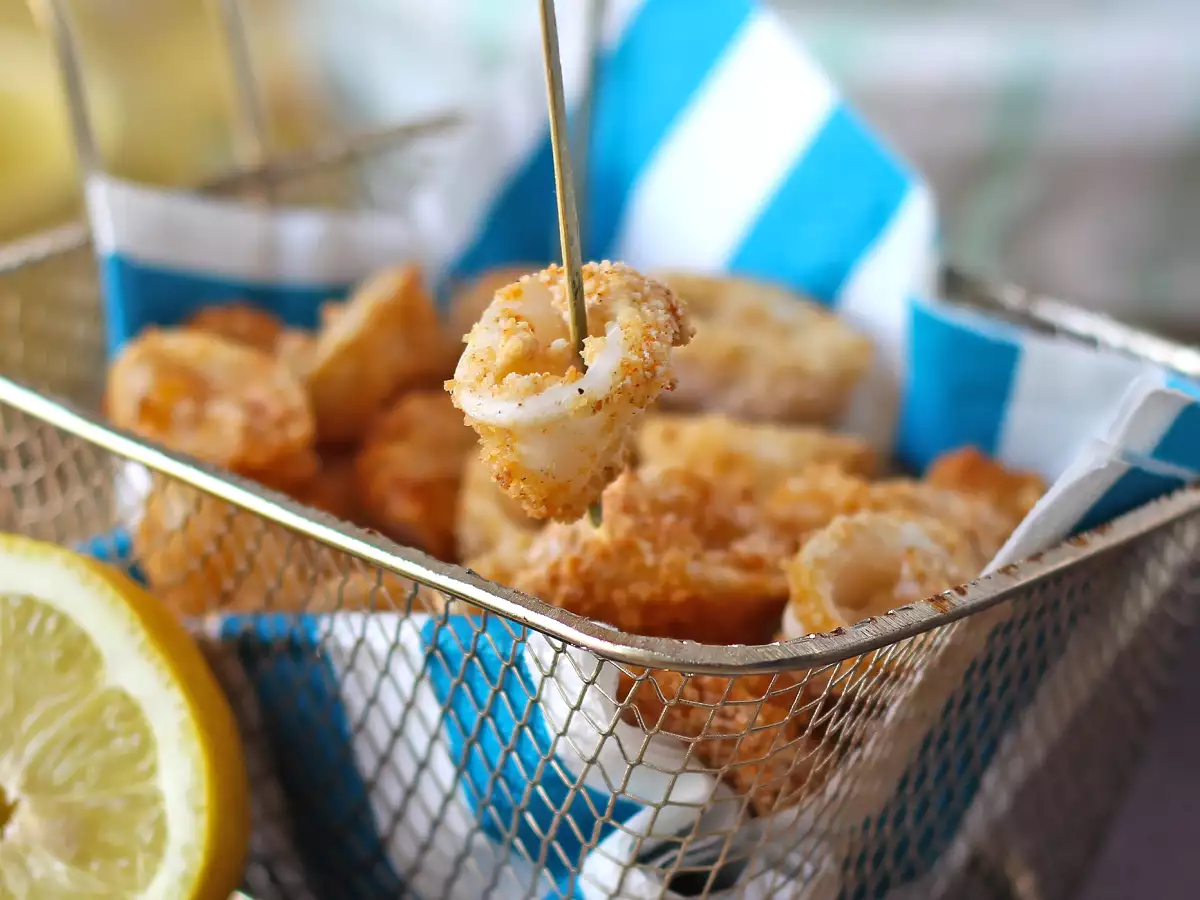 Hava fritözünde kalamar halkaları çıtır ve hafif - fotoğraf 6