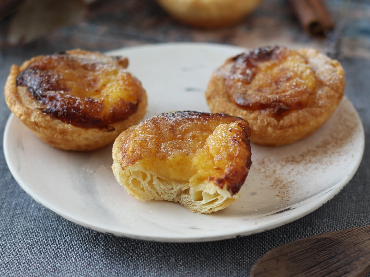 Hava fritözünde pastéis de nata. Geleneksel Portekiz tatlısı için hızlı ve kolay tarif.