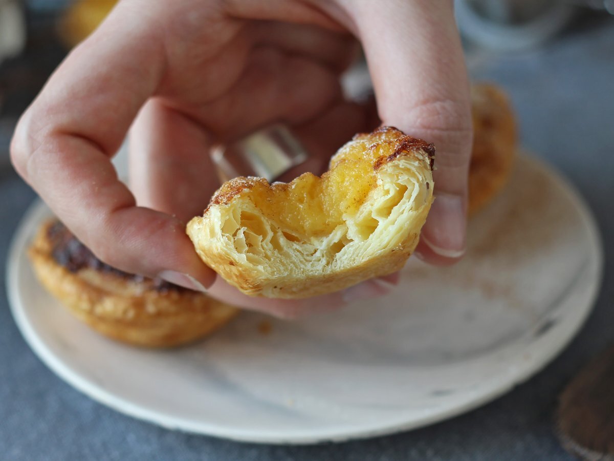 Hava fritözünde pastéis de nata. Geleneksel Portekiz tatlısı için hızlı ve kolay tarif. - fotoğraf 3
