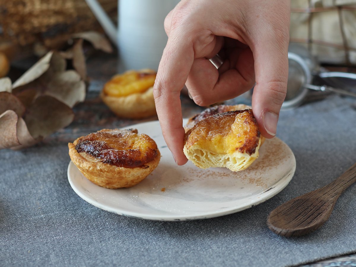 Hava fritözünde pastéis de nata. Geleneksel Portekiz tatlısı için hızlı ve kolay tarif. - fotoğraf 7