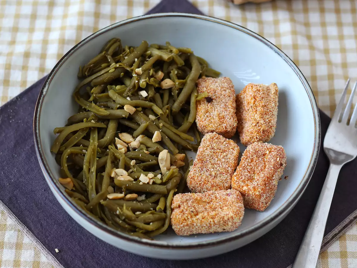 Hava fritözünde pişirilmiş çıtır tofu parçaları ve Tay usulü yeşil fasulye