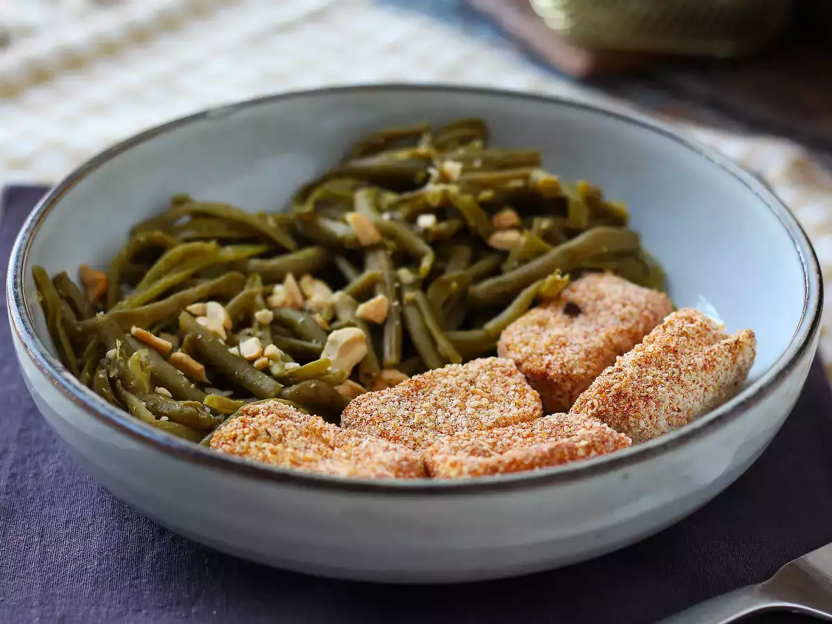Hava fritözünde pişirilmiş çıtır tofu parçaları ve Tay usulü yeşil fasulye - fotoğraf 2
