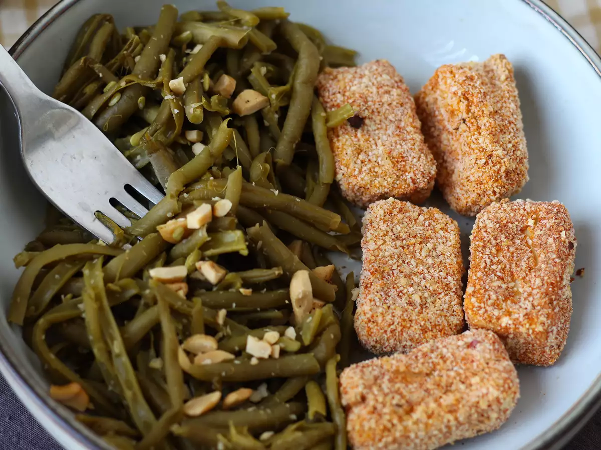 Hava fritözünde pişirilmiş çıtır tofu parçaları ve Tay usulü yeşil fasulye - fotoğraf 3